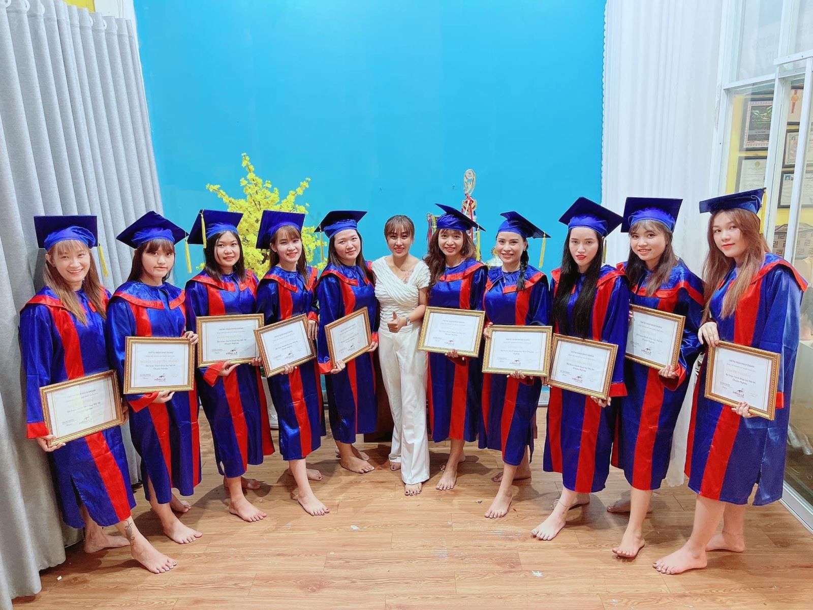ÁO TỐT NGHIỆP SPA 